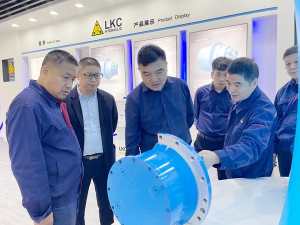 廣州塔山機械、廣州韓川液壓、江蘇靖江新世紀液壓、無錫密斯特智能裝備制造有限公司一行6人蒞臨力克川參觀交流2.jpg