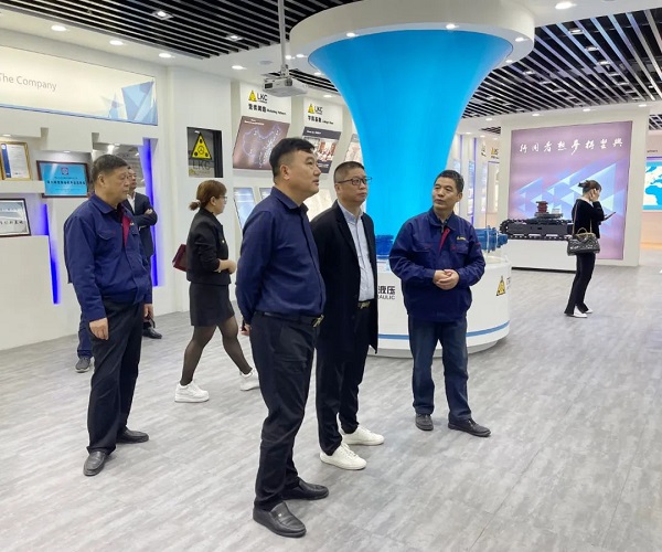 廣州塔山機械、廣州韓川液壓、江蘇靖江新世紀液壓、無錫密斯特智能裝備制造有限公司一行6人蒞臨力克川參觀交流3.jpg
