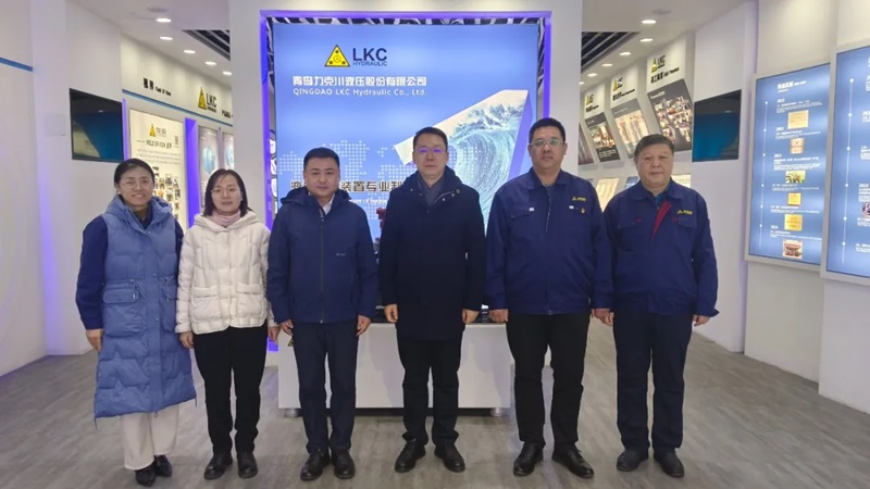 高新區(qū)工委委員、管委副主任張建軍一行蒞臨青島力克川液壓股份有限公司調(diào)研指導(dǎo)1.jpg